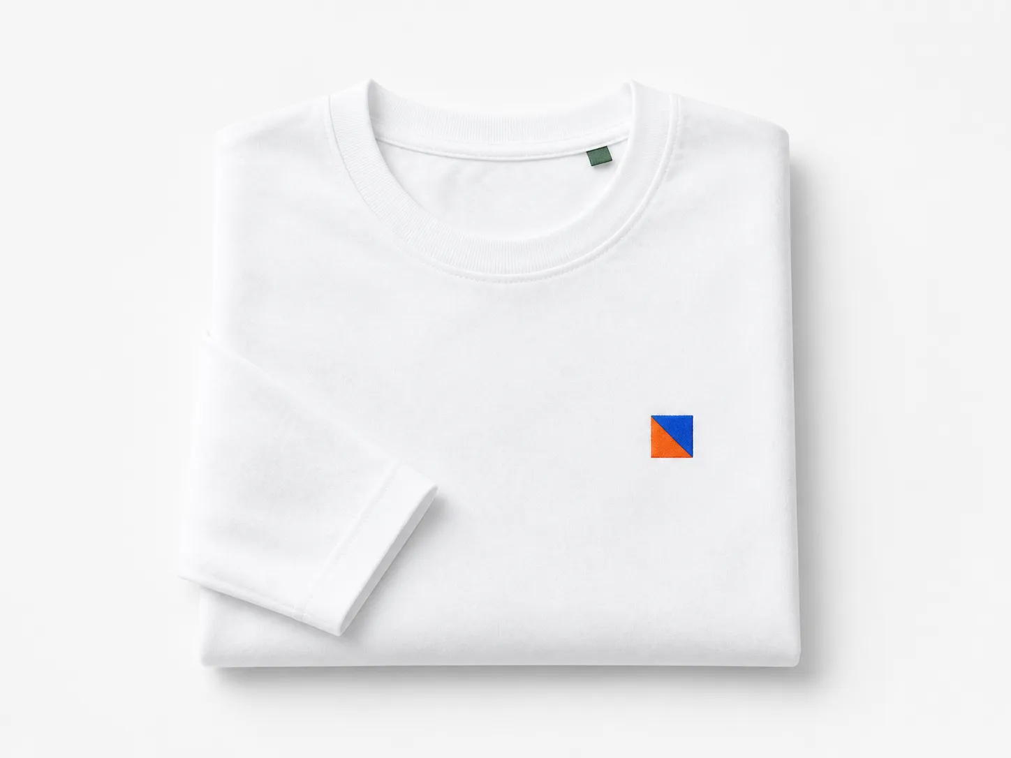 Camiseta branca dobrada com patch geométrico